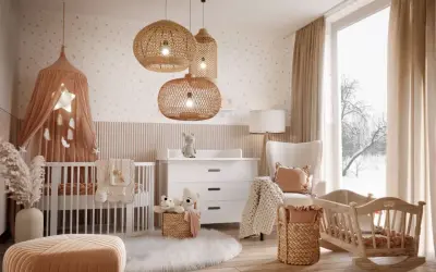 Przytulny, beżowy pokój dla niemowlaka z wiklinowymi lampami, łóżeczkiem i bujaczkiem.