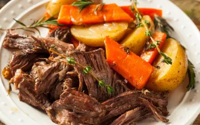 Pyszna pieczeń wołowa z ziemniakami i marchewką, idealna na obiad. Ten przepis na pieczeń wołową zachwyci każdego!
