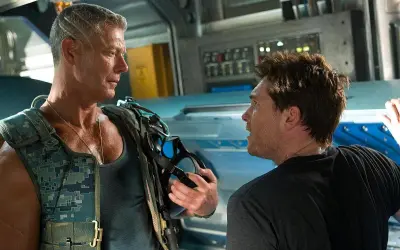 Stephen Lang w filmach "Avatar" jako pułkownik Quaritch, w rozmowie z innym mężczyzną.