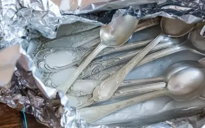 Sztućce w folii aluminiowej, gotowe do czyszczenia. Zobacz, jak wyczyścić srebro folią aluminiową, aby odzyskać blask.