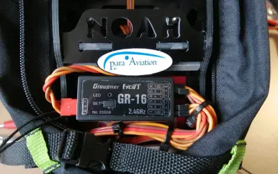 Graupner HOTT GR-16 Empfänger mit 2,4 GHz Technologie, Teil des "NOAH" Projekts von Para Aviation.