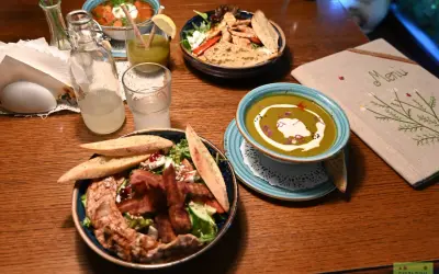 Pyszne dania i zupy na stole, idealne miejsce, by dowiedzieć się, gdzie zjeść w Olsztynie. Menu z motywem kwiatowym czeka.