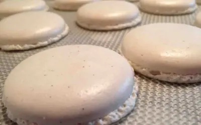 Douceurs délicates : des macarons meringue française blancs, parfaits et prêts à être dégustés.