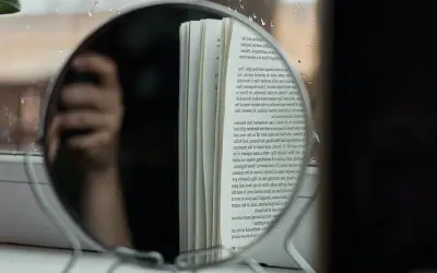 Motyw lustra w literaturze: odkryj jego głębokie znaczenie i funkcje