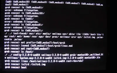 Pantalla de texto con comandos de GRUB en modo de rescate, intentando solucionar un problema de arranque.