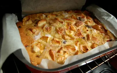 Bustrengo riminese appena sfornato, con mele dorate e zucchero croccante. Un dolce della tradizione romagnola.