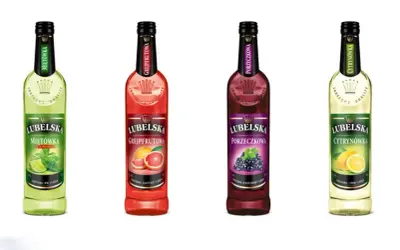 Cztery butelki lubelskiej smakowej: miętowa, grejpfrutowa, porzeczkowa i cytrynowa.