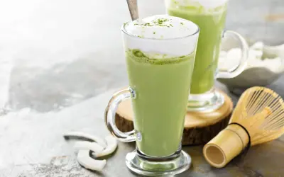 Dwa pyszne matcha latte z pianką i posypką z zielonej herbaty. Zastanawiasz się, matcha latte gdzie kupić?