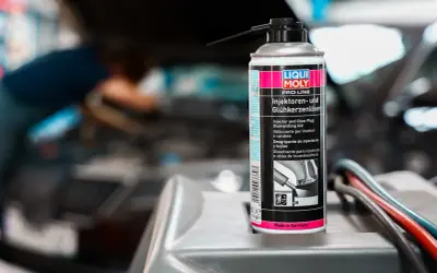 Puszka preparatu do czyszczenia wtryskiwaczy diesel marki Liqui Moly na tle silnika samochodu.