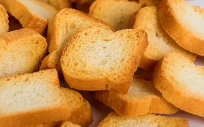 Ein Haufen knuspriger Zwieback-Scheiben. Ob zwieback gesund ist, hängt von den Zutaten ab, aber er ist ein beliebter Snack.