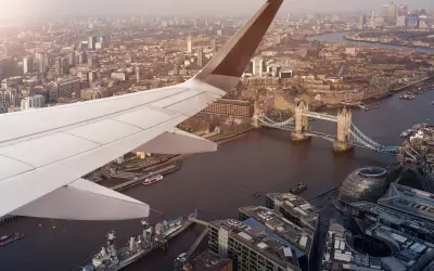 Flygplansvinge över London med Tower Bridge och floden Themsen. En vy som påminner om ankomsten till en av Londons flygplatser.