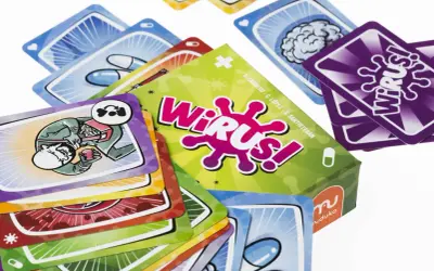 Karty do gry "Wirus!" przedstawiają kolorowe ilustracje, w tym zombie z jabłkiem i mózg. Wirus gra wciąga graczy w wir zabawy.