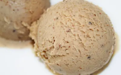 Deux boules de glace praliné, une recette gourmande et onctueuse, parsemée de petits éclats croquants.