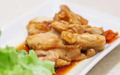 Succulenti straccetti di pollo glassati in salsa teriyaki, serviti con insalata fresca e carote croccanti.