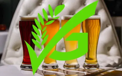 Quattro bicchieri di birra, uno scuro e tre chiari, con un simbolo verde che indica che la birra contiene glutine.