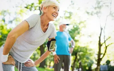 Glückliche Frau und Mann beim Joggen im Alter im Park. Sie genießen die Natur und die Bewegung.