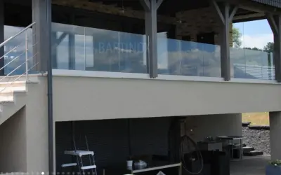 Balustrady szklane: Przewodnik po bezpieczeństwie, cenie i trendach