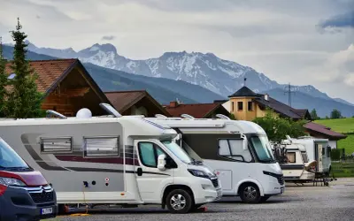 Kampery na kempingu, gotowe na podróż 1500 km. Krótkoterminowe zakwaterowanie w malowniczej okolicy górskiej.