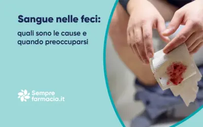 Mani che mostrano carta igienica con sangue, indicando sangue nelle feci. Testo: "Sangue nelle feci: quali sono le cause e quando preoccuparsi".
