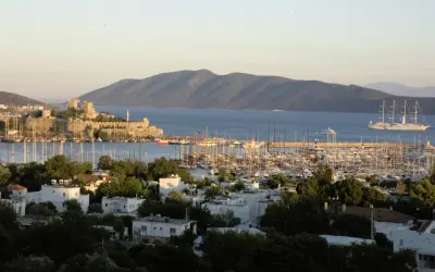 Widok na zamek i port w Bodrum, gdzie marzy się podróż z Warszawy. Czas lotu do tego raju jest krótszy niż myślisz!