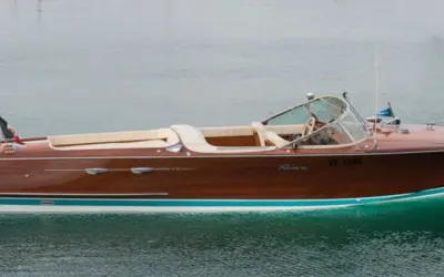 Splendida barca in legno, forse una delle preferite da Gianni Agnelli, solca le acque con eleganza.