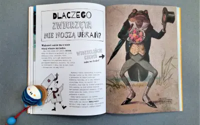 Ilustracja z książki o ichtiologii: żaba we fraku z bukietem kwiatów i kapeluszem. Obok tekst o futrze zwierząt.