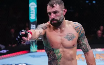 Michael Chiesa, med tatuerat bröst och armar, pekar framåt i oktagonen.