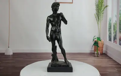 Statue de David en bronze, un classique intemporel. Apprenez comment nettoyer le bronze pour qu'il brille comme neuf.