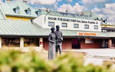 Dom Pielgrzyma im. Jana Pawła II. Sprawdź cennik i godziny otwarcia baru.