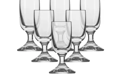 Sześć eleganckich kieliszków do wódki na nóżce, gotowych na toast.