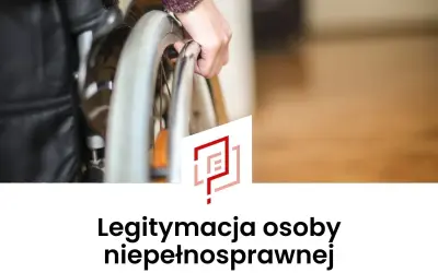 Dłoń opiera się o koło wózka inwalidzkiego. Pod spodem widnieje napis "Legitymacja osoby niepełnosprawnej".