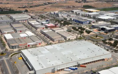 Große Lagerhallen und Fabriken prägen diese Industriezone. Solche was sind sonderbauten, die für spezifische Zwecke entworfen wurden, sind hier zahlreich zu sehen.
