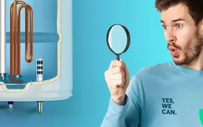 Un homme regarde avec une loupe un chauffe-eau, peut-être pour optimiser la consommation cumulus 300l.