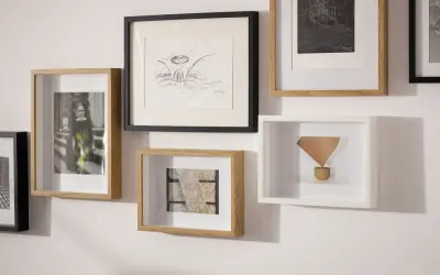 Galeria ścienna z różnymi obrazami i ramkami. Dowiedz się, jak powiesić obraz, tworząc własną, unikalną kompozycję.