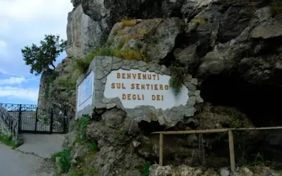 Ingresso del Sentiero degli Dei, con cartello di benvenuto e cancello in ferro battuto.