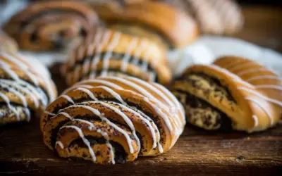 Słodka drożdżówka z makiem, polana lukrem. Idealna na przekąskę, choć warto sprawdzić jej drożdżówka z makiem kcal.