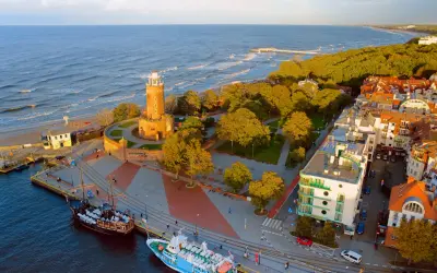 Piękny widok na Sopot z molo i plażą. Idealne miejsce na turnusy rehabilitacyjne Gdańsk Gdynia Sopot.