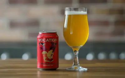 Czerwona puszka piwa Vocation Heart & Soul Session IPA z napisem "Gluten Free" obok szklanki z bursztynowym piwem. To piwo nie ma glutenu.