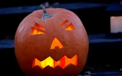 Dynia na Halloween, świecąca w ciemności. Już 1 października czuć nadchodzącą atmosferę święta.