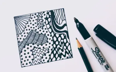 Schwarz-weiße Musterzeichnung auf Papier mit Stift und Marker.