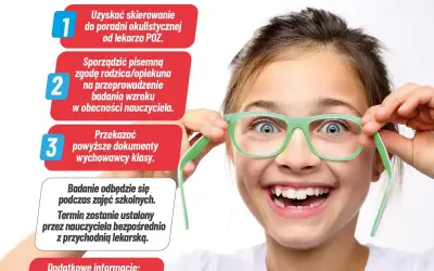 Uśmiechnięta dziewczynka z zielonymi okularami, przygotowująca się do badania wzroku. Informacje o badaniu wzroku u noworodka.