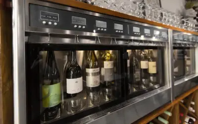 Automatyczny dystrybutor z kilkoma butelkami otwarte wino, gotowe do degustacji.