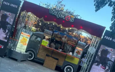 Food trucks "Viajeros" y "Paco-Jones" en el Ebro, sirviendo hamburguesas y patatas.