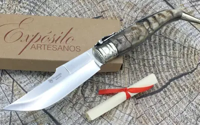 Navajas Expósito de Albacete, con mango de asta y detalle de pergamino con lazo rojo.