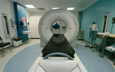 Gabinet rezonansu magnetycznego. Czy rezonans jest szkodliwy? Badanie jest bezpieczne, nie używa promieniowania jonizującego.