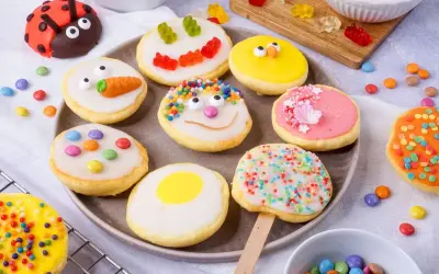 Bunte Kekse, inspiriert vom omas amerikaner rezept, mit Zuckerguss und Streuseln, Gummibärchen und Smarties verziert.