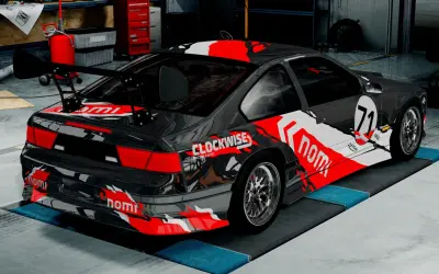 Wyścigowy samochód w garażu, gotowy do akcji w BeamNG Drive za darmo. Czerwono-białe malowanie z numerem 71.