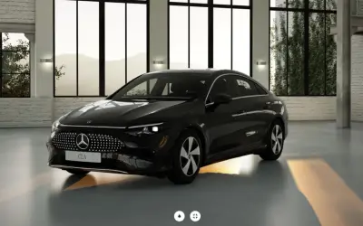 Elegancki, czarny Mercedes CLA w nowoczesnym wnętrzu. Poznaj jego **mercedes cla dane techniczne** i poczuj moc.