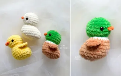 Tres adorables patos amigurumi, uno amarillo, uno blanco y uno verde con marrón, posan sobre una tela blanca.