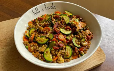 Insalata di lenticchie con zucchine, carote e pomodori secchi, perfetta per le ricette estive.